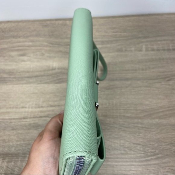 Betsey Johnson Green Boxed Zip Around Wallet Wristlet NWOT - Picture 4 of 6